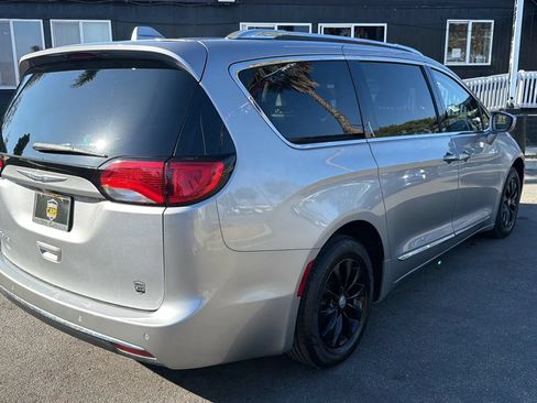 Used 2018 Chrysler Pacifica Touring-L FWD image 8