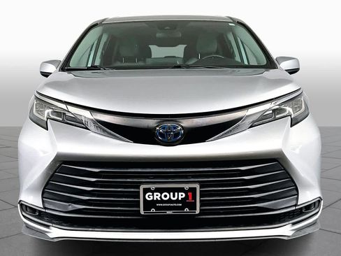 Used 2022 Toyota Sienna LE image 3