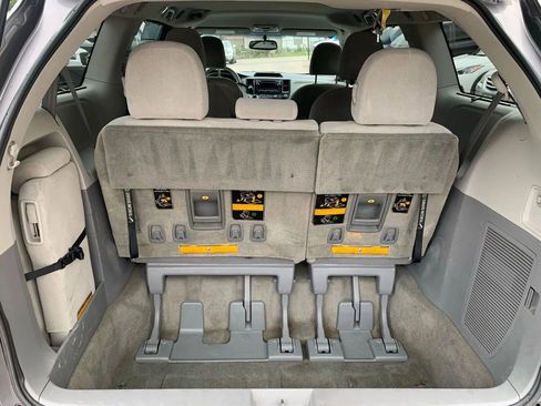 Used 2011 Toyota Sienna LE image 19