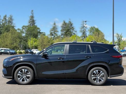 Used 2023 Toyota Highlander XLE FWD image 2