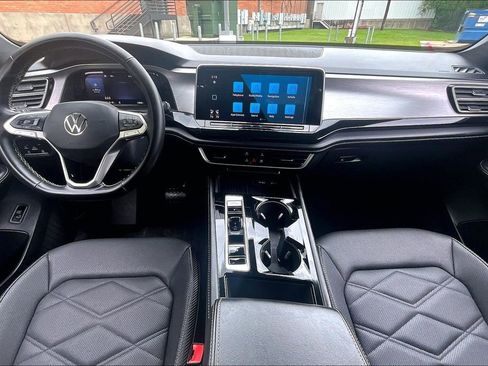 Used 2025 Volkswagen Atlas Cross Sport SE FWD image 21