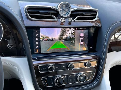Used 2021 Bentley Bentayga image 23