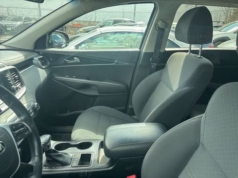 Used 2019 Kia Sorento S image 4