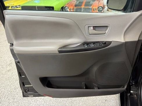 Used 2020 Toyota Sienna L FWD image 16