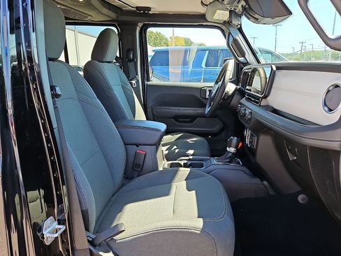 Used 2025 Jeep Wrangler Unlimited Sahara AWD/4WD image 32