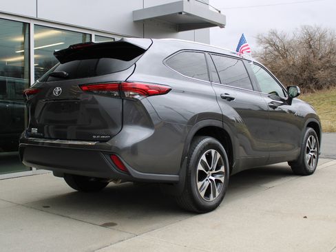 Used 2021 Toyota Highlander XLE image 8