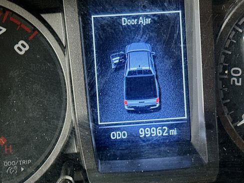 Used 2022 Toyota Tacoma TRD Off-Road image 18