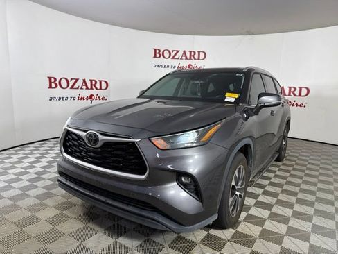 Used 2022 Toyota Highlander XLE FWD image 4