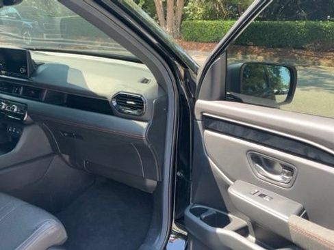 Used 2025 Honda Pilot Sport image 10