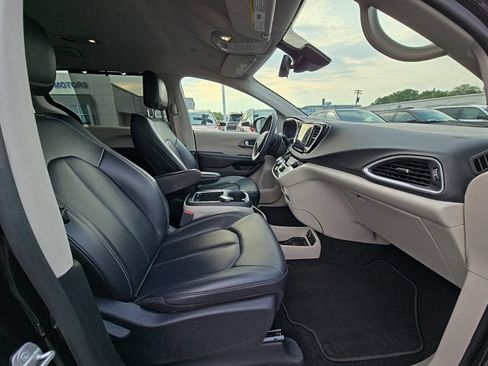 Used 2024 Chrysler Pacifica Touring-L FWD image 45