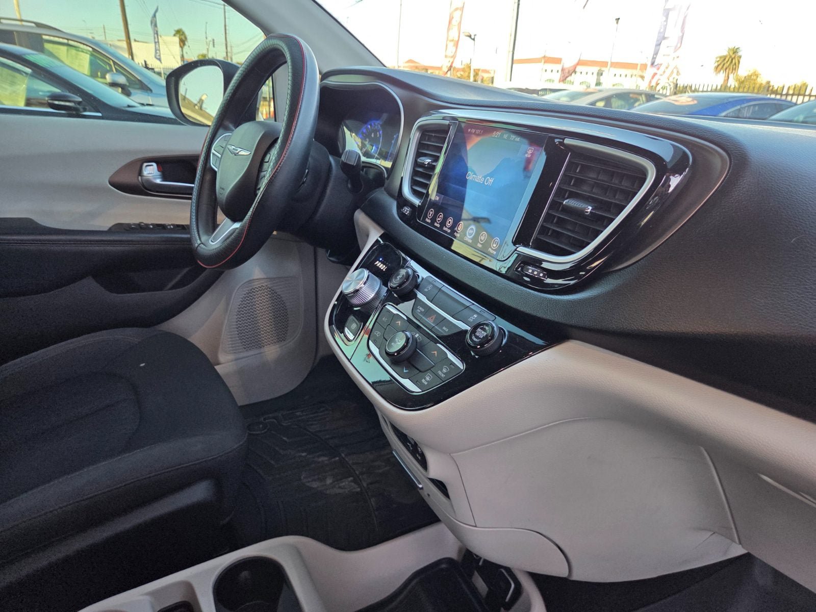Used 2017 Chrysler Pacifica Touring FWD image 15