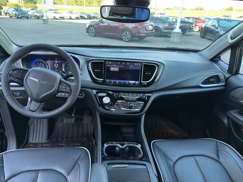 Used 2025 Chrysler Pacifica Limited FWD image 13
