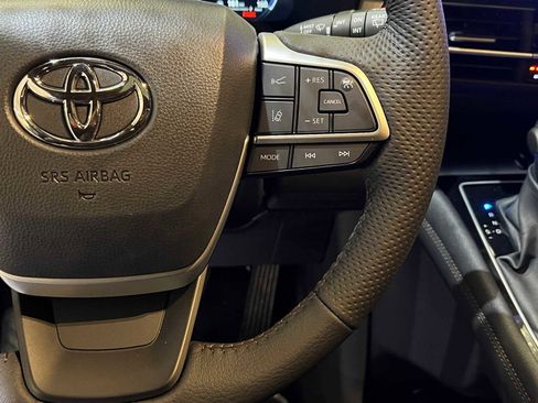 Used 2025 Toyota Sienna Limited image 24