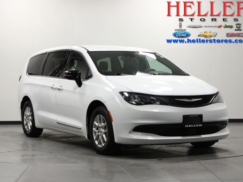 Used 2025 Chrysler Voyager LX FWD image 1