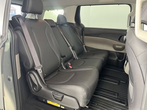 Used 2025 Kia Carnival EX image 26