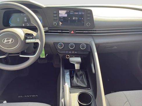 Used 2025 Hyundai Elantra SE w/ Cargo Package image 16
