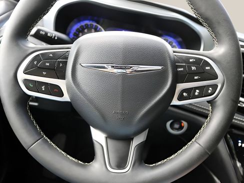 Used 2026 Chrysler Pacifica Limited FWD image 23