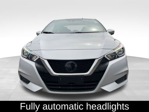 Used 2021 Nissan Versa SV image 2