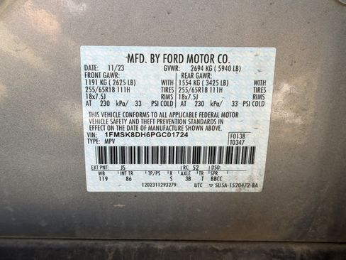 Used 2023 Ford Explorer XLT AWD/4WD image 2