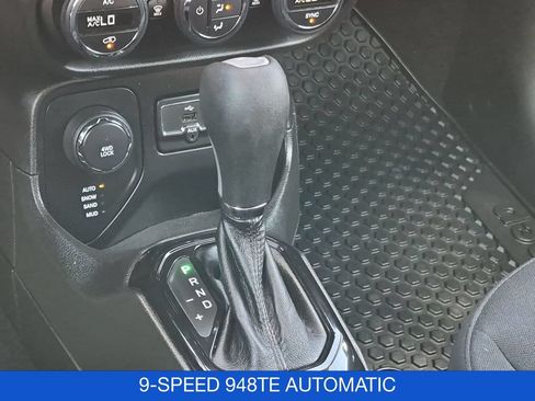 Used 2016 Jeep Renegade Latitude AWD/4WD image 26