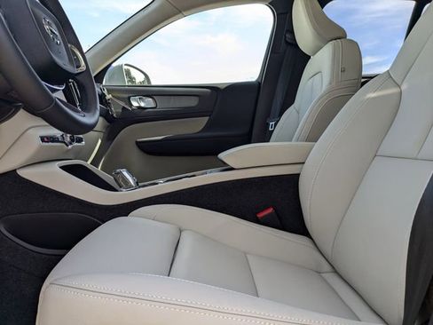 Certified 2025 Volvo XC40 B5 Plus w/ Protection Package Premier image 26