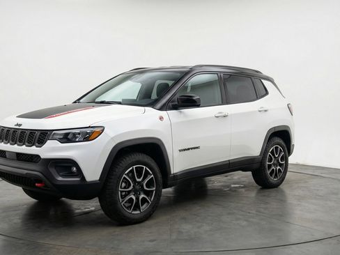 Used 2025 Jeep Compass Trailhawk AWD/4WD image 3
