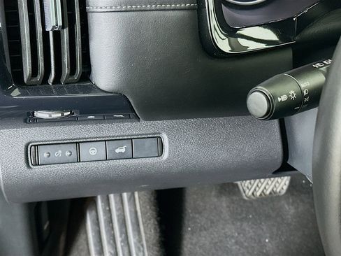 Used 2025 Nissan Pathfinder SV image 17