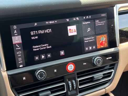 Certified 2025 Porsche Macan AWD/4WD image 33