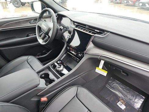 New 2025 Jeep Grand Cherokee Limited w/ Luxury Tech Group II image 14