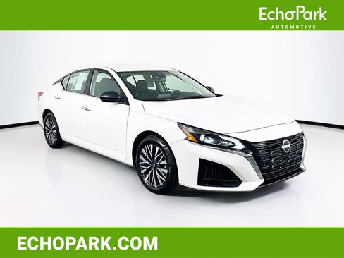 Used 2025 Nissan Altima 2.5 SV FWD image 1