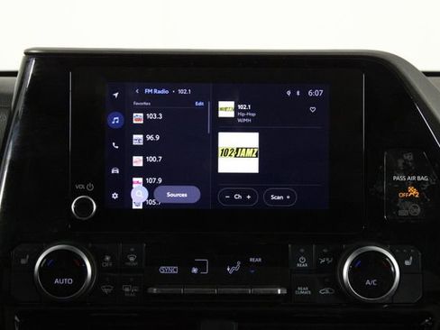 Used 2023 Toyota Highlander XLE image 32