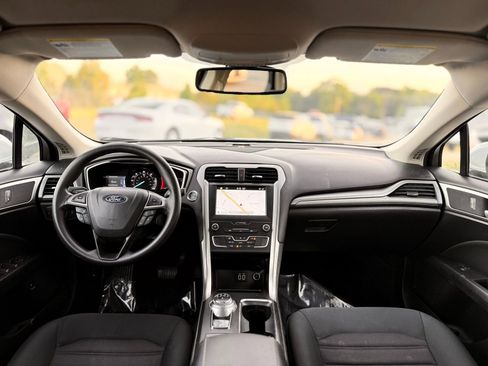 Used 2019 Ford Fusion SE FWD image 2