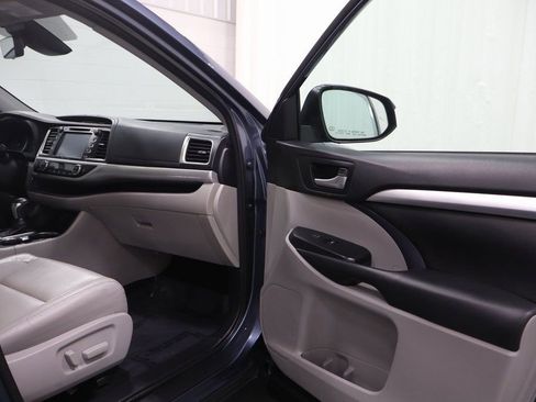 Used 2018 Toyota Highlander XLE w/ Carpet Mat Package (TMS) image 13