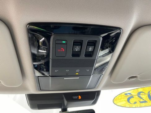 New 2025 Mitsubishi Outlander SE image 8