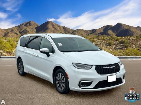Used 2023 Chrysler Pacifica Touring-L FWD image 5