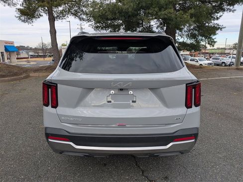 Used 2025 Kia Sorento S w/ Panoramic Sunroof Package image 5