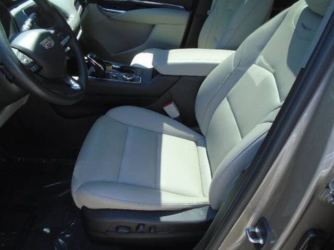 Used 2023 Cadillac XT4 Luxury w/ Cold Weather Package AWD/4WD image 10