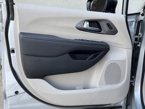 Used 2024 Chrysler Pacifica Touring-L image 16