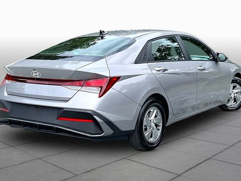 Used 2026 Hyundai Elantra SE FWD image 12