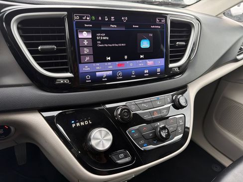 Used 2023 Chrysler Pacifica Touring-L FWD image 31