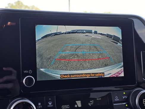 Used 2024 Toyota Highlander LE image 10