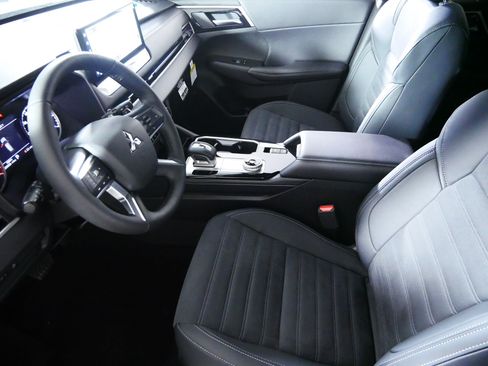 New 2026 Mitsubishi Outlander LE AWD/4WD image 4