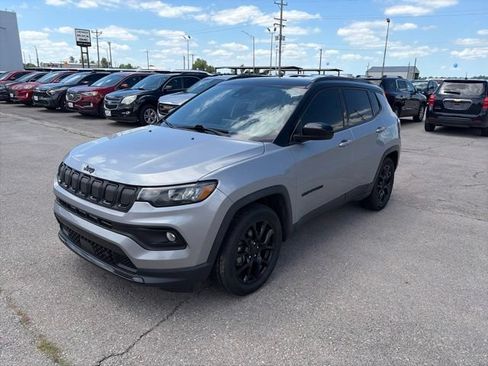 Used 2022 Jeep Compass Latitude w/ Sun and Sound Group FWD image 2