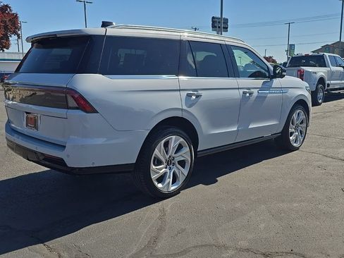 Used 2025 Lincoln Navigator Reserve AWD/4WD image 3