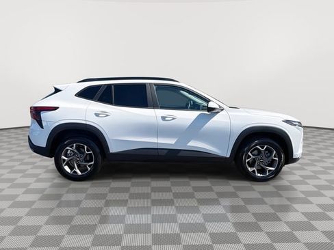 Certified 2025 Chevrolet Trax LT w/ LT Convenience Package FWD image 12