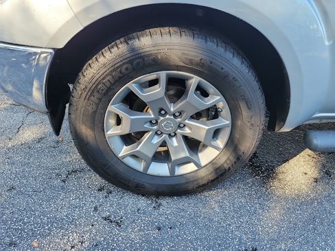 Used 2019 Nissan Frontier SL RWD image 4