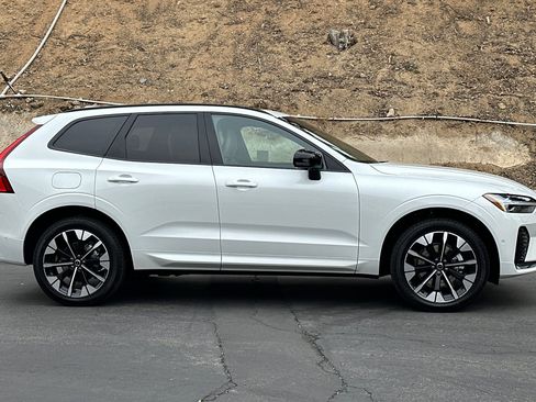 Used 2026 Volvo XC60 B5 Plus w/ Protection Package Premier image 4