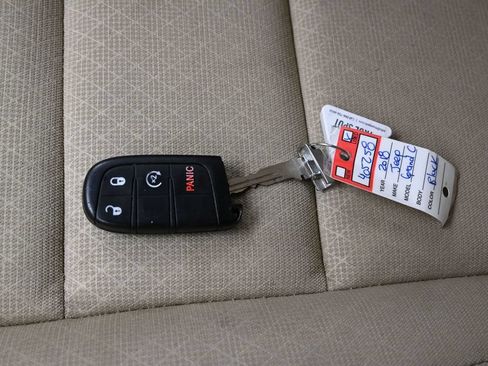 Used 2018 Jeep Grand Cherokee Laredo AWD/4WD image 25