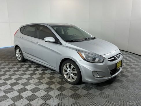 Used 2013 Hyundai Accent SE image 3