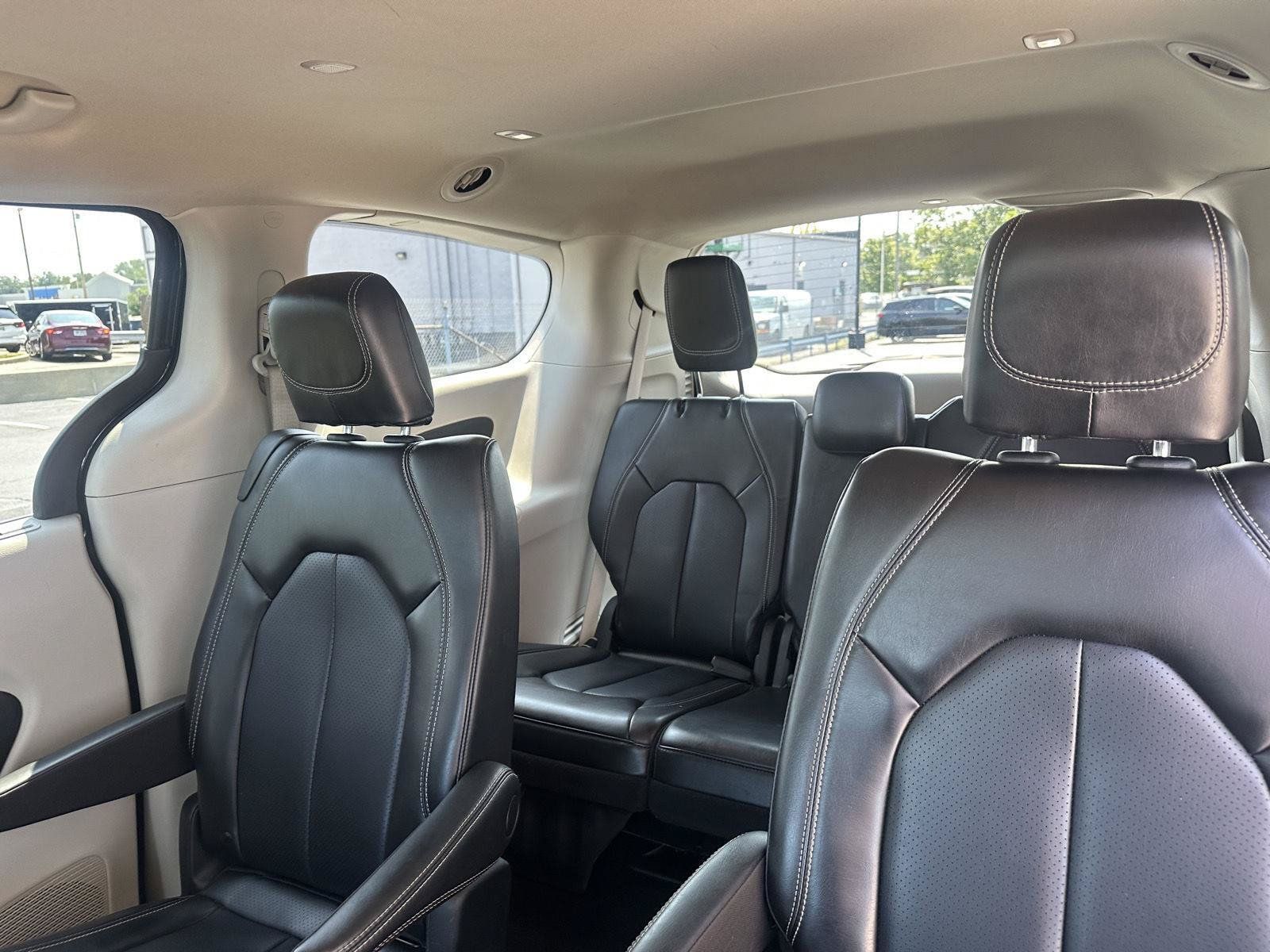 Used 2023 Chrysler Pacifica Touring-L FWD image 28